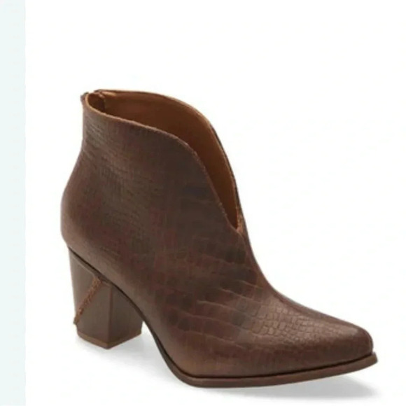 CHOCOLAT BLU Brenna Bootie In Brown Crocodile
Leather Size 36 US size 6 NWB - Picture 8 of 15